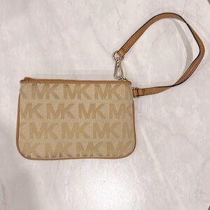 🔥Michael Kors Beige Monogram Wristlet🔥